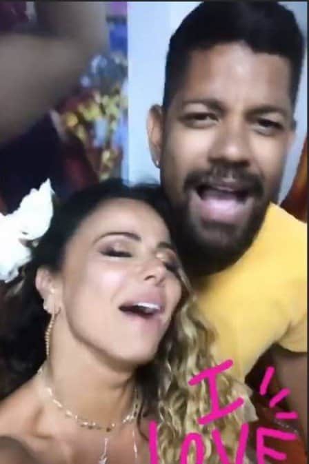 Viviane Araújo e o novo namorado durante ensaio da Salgueiro (Foto: Reprodução/ Instagram) Viviane Araújo e o novo namorado durante ensaio da Salgueiro (Foto: Reprodução/ Instagram)