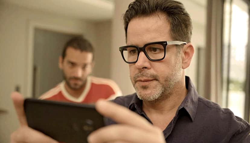 Raul se deparará com vídeo íntimo em motel em Amor de Mãe - Foto: Reprodução Raul se deparará com vídeo íntimo em motel em Amor de Mãe - Foto: Reprodução