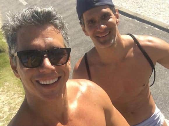 Sexo à trÊs: O apresentador Márcio Garcia ao lado do irmão - Foto: Reprodução Sexo à trÊs: O apresentador Márcio Garcia ao lado do irmão - Foto: Reprodução