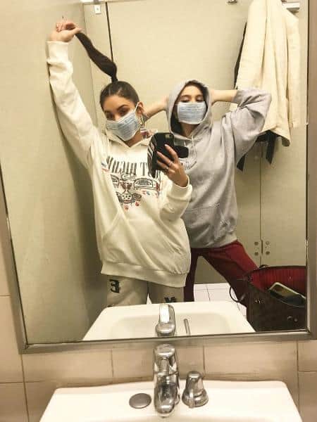 Vanessa Hudgens posa de máscara com irmã e afirma: "Não estamos com medo de nenhuma gripe" (Foto:Reprodução) Vanessa Hudgens posa de máscara com irmã e afirma: "Não estamos com medo de nenhuma gripe" (Foto:Reprodução)