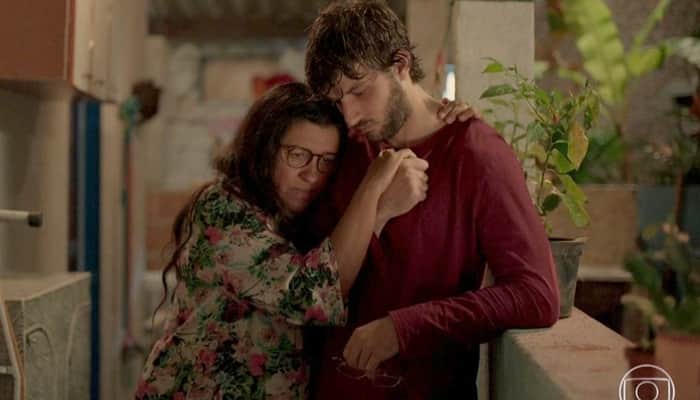 Regina Casé (Lurdes) e Chay Suede (Danilo/Domênico) em cena de Amor de Mãe; risco de novela sem final apavora produções na Globo (Foto: Reprodução/Globo) Regina Casé (Lurdes) e Chay Suede (Danilo/Domênico) em cena de Amor de Mãe; risco de novela sem final apavora produções na Globo (Foto: Reprodução/Globo)