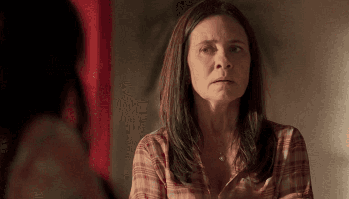 Thelma (Adriana Esteves) deve ter embate com Lurdes (Regina Casé) em Amor de Mãe (Foto: Reprodução/Globo) Thelma (Adriana Esteves) deve ter embate com Lurdes (Regina Casé) em Amor de Mãe (Foto: Reprodução/Globo)