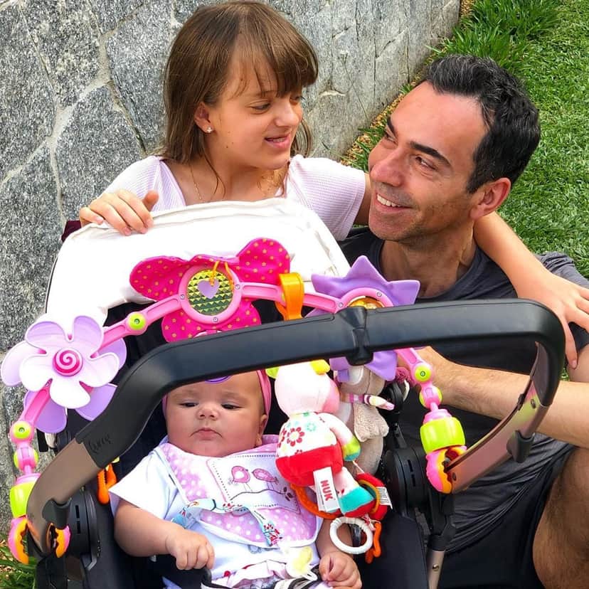 ticiane pinheiros Cesar Tralli ao lado de Rafaella e Manuella (foto: Reprodução/Instagram) ticiane pinheiros Cesar Tralli ao lado de Rafaella e Manuella (foto: Reprodução/Instagram)