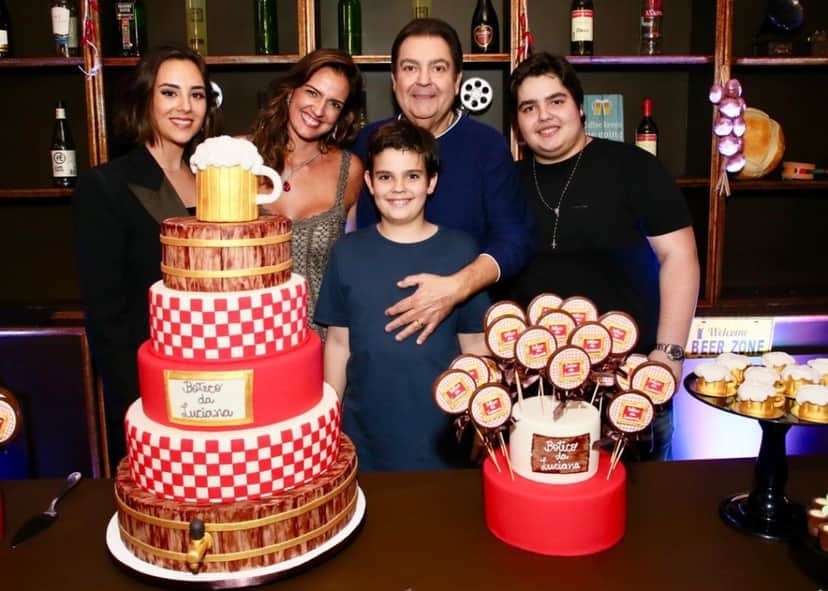 Faustão ao lado de sua mulher, Luciana Cardoso e seus três filhos Lara Silva, João Guilherme Silva e Rodrigo Silva (Foto: Reprodução/Instagram) Faustão ao lado de sua mulher, Luciana Cardoso e seus três filhos Lara Silva, João Guilherme Silva e Rodrigo Silva (Foto: Reprodução/Instagram)