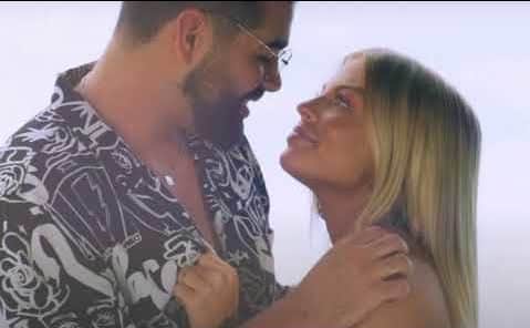 Dilsinho e Luísa Sonza protagonizam cenas românticas durante clipe (Imagem: Reprodução) Dilsinho e Luísa Sonza protagonizam cenas românticas durante clipe (Imagem: Reprodução)