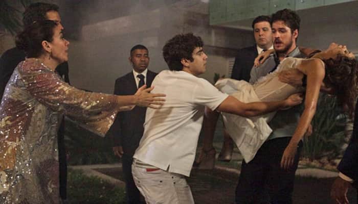 Rafael (Marco Pigossi) vira herói e salva Amália (Sophie Charlotte) da morte em Fina Estampa (Foto: Divulgação/Globo) Rafael (Marco Pigossi) vira herói e salva Amália (Sophie Charlotte) da morte em Fina Estampa (Foto: Divulgação/Globo)