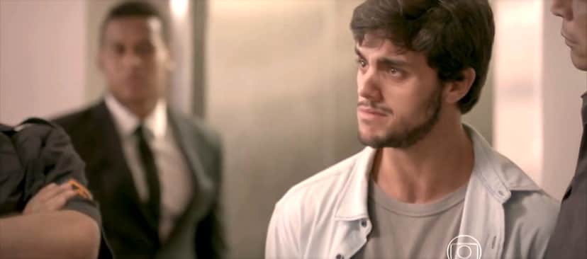 Jonatas se entristece com injustiça em Totalmente Demais Jonatas se entristece com injustiça em Totalmente Demais