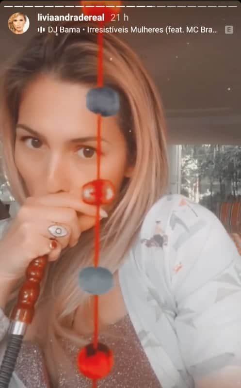 Lívia Andrade surgiu fumando e ouvindo música sobre traição (Foto: Reprodução/ Instagram) Lívia Andrade surgiu fumando e ouvindo música sobre traição (Foto: Reprodução/ Instagram)