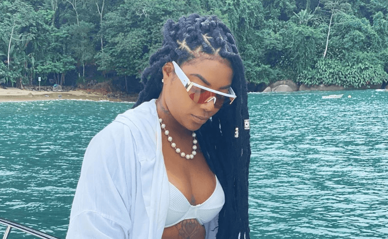Ludmilla surge bem a vontade em foto (Foto: Reprodução) Ludmilla surge bem a vontade em foto (Foto: Reprodução)