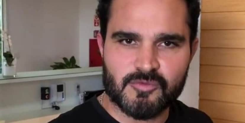 Cantor Luciano Camargo ficou assustado ao se deparar com objeto coberto com lençol (Foto: Reprodução) Cantor Luciano Camargo ficou assustado ao se deparar com objeto coberto com lençol (Foto: Reprodução)