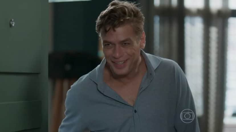 Arthur sorrindo de camisa social azul em cena de Totalmente Demais Arthur sorrindo de camisa social azul em cena de Totalmente Demais