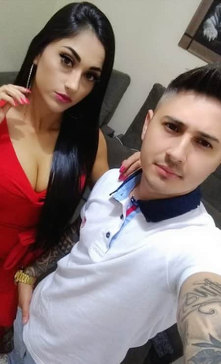 A famosa blogueira Karuel Barbosa ao lado de Adair Silva, seu namorado; eles foram brutalmente assassinados (Reprodução) A famosa blogueira Karuel Barbosa ao lado de Adair Silva, seu namorado; eles foram brutalmente assassinados (Reprodução)