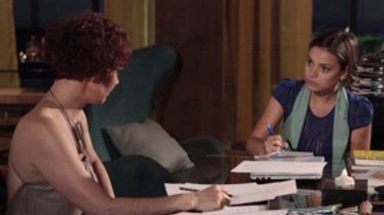 Esther aceita a proposta de Vanessa para voltar a desenhar para a Fio Carioca (Imagem: Globo) Esther aceita a proposta de Vanessa para voltar a desenhar para a Fio Carioca (Imagem: Globo)