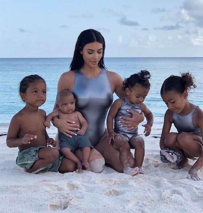 Kim Kardashian emagrece filha e cria polêmica na web (Foto: Reprodução) Kim Kardashian emagrece filha e cria polêmica na web (Foto: Reprodução)