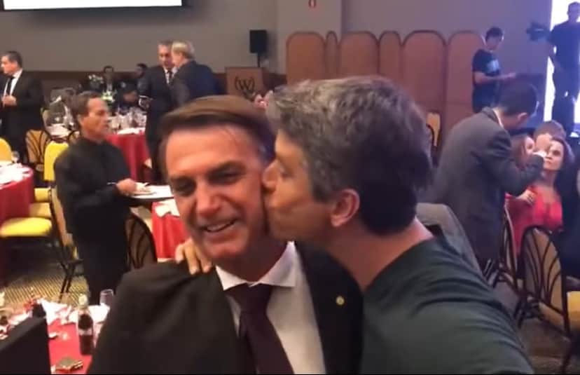 Marcio Garcia deu beijo caloroso em Bolsonaro - Foto: Reprodução Marcio Garcia deu beijo caloroso em Bolsonaro - Foto: Reprodução