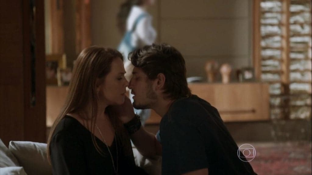 Rafael tenta beijar Lili na trama de Totalmente Demais Rafael tenta beijar Lili na trama de Totalmente Demais