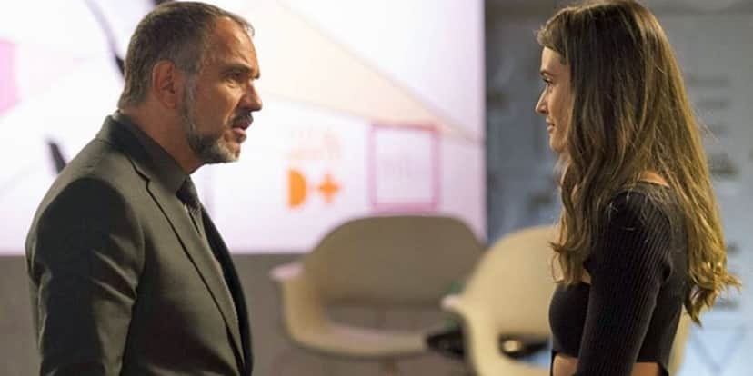 Cassandra (Juliana Paiva) revela flagra para Germano (Humberto Martins) em Totalmente Demais (Foto: Divulgação/Globo) Cassandra (Juliana Paiva) revela flagra para Germano (Humberto Martins) em Totalmente Demais (Foto: Divulgação/Globo)