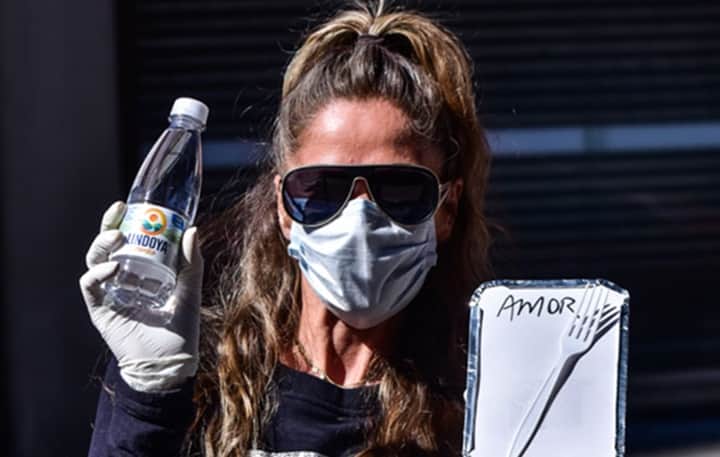 Adriane Galisteu com marmita para ser entregue a moradores de rua. (Foto: Divulgação) Adriane Galisteu com marmita para ser entregue a moradores de rua. (Foto: Divulgação)