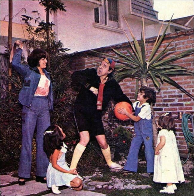 Kiko: Carlos Villagrán apareceu em foto divertida ao lado da família (Foto: Reprodução) Kiko: Carlos Villagrán apareceu em foto divertida ao lado da família (Foto: Reprodução)