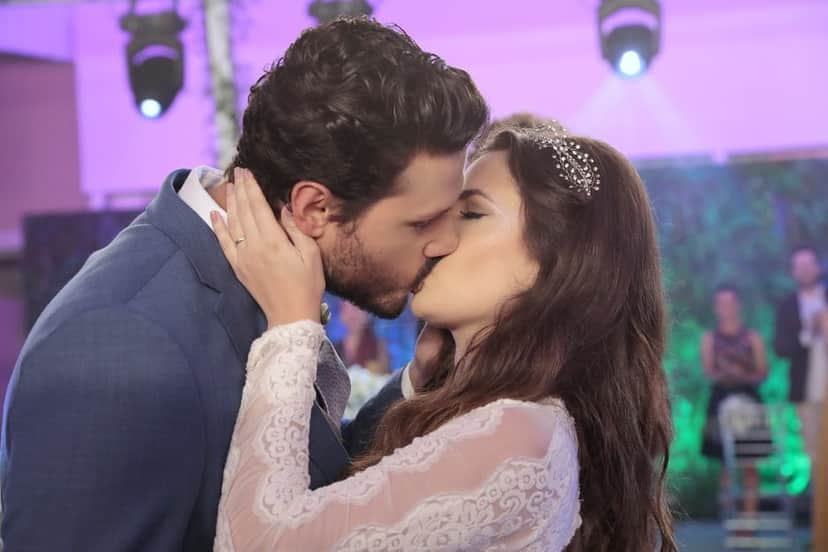 Marcelo e Luisa se beijam em seu casamento em As Aventuras de Poliana Marcelo e Luisa se beijam em seu casamento em As Aventuras de Poliana