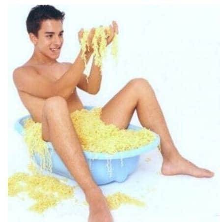 Junior Lima em foto rodeado de macarrão instantâneo (Foto: Reprodução) Junior Lima em foto rodeado de macarrão instantâneo (Foto: Reprodução)