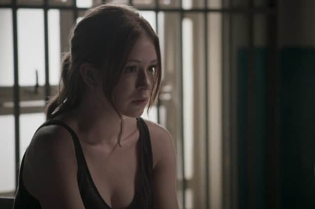 Eliza de Totalmente Demais em uma cena na prisão cenográfica da novela Eliza de Totalmente Demais em uma cena na prisão cenográfica da novela