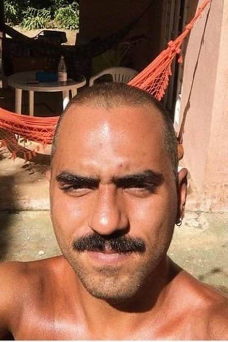 Filho de Edmundo, após ter sido abandonado pelo pai, sobre as duras penas para se manter Filho de Edmundo, após ter sido abandonado pelo pai, sobre as duras penas para se manter