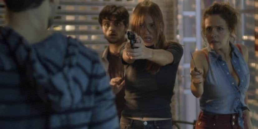Eliza (Marina Ruy Barbosa) ameaça Jacaré (Sergio Malheiros) com arma em Totalmente Demais (Foto: Reprodução/Globo) Eliza (Marina Ruy Barbosa) ameaça Jacaré (Sergio Malheiros) com arma em Totalmente Demais (Foto: Reprodução/Globo)