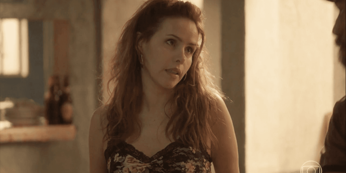 Gilda (Leona Cavalli) será apunhalada pelo marido abusador em Totalmente Demais (Foto: Reprodução/Globo) Gilda (Leona Cavalli) será apunhalada pelo marido abusador em Totalmente Demais (Foto: Reprodução/Globo)