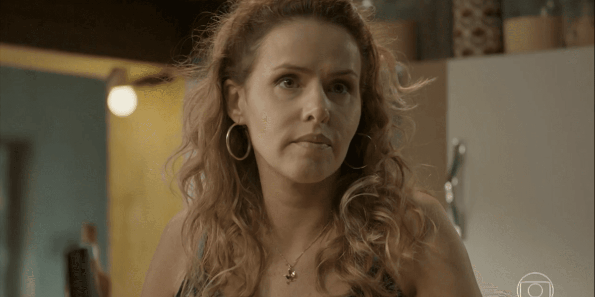Gilda (Leona Cavali) entregará os podres do marido bandido em Totalmente Demais (Foto: Reprodução/Globo) Gilda (Leona Cavali) entregará os podres do marido bandido em Totalmente Demais (Foto: Reprodução/Globo)