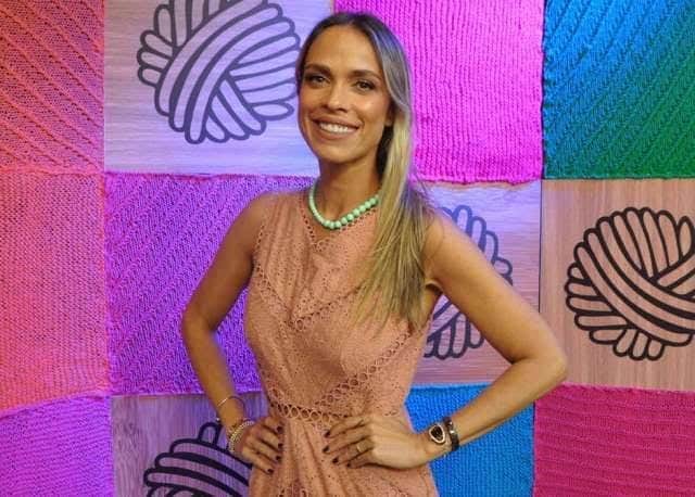 Lígia Mendes posa no estúdio do Triturando, programa de fofocas da RedeTV! (foto: Divulgação/RedeTV!) Lígia Mendes posa no estúdio do Triturando, programa de fofocas da RedeTV! (foto: Divulgação/RedeTV!)