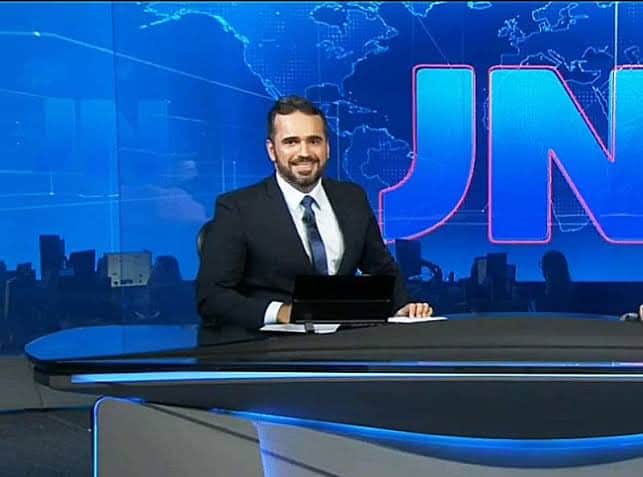 O jornalista Filipe Toledo na bancada do Jornal Nacional (foto: Divulgação/TV Globo) O jornalista Filipe Toledo na bancada do Jornal Nacional (foto: Divulgação/TV Globo)