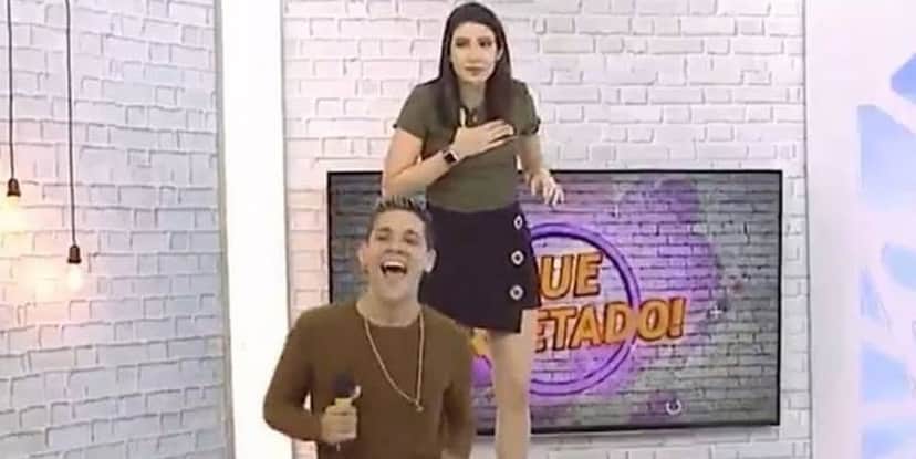 Apresentadora da Record subiu em mesa desesperada com barata (Foto: Reprodução) Apresentadora da Record subiu em mesa desesperada com barata (Foto: Reprodução)