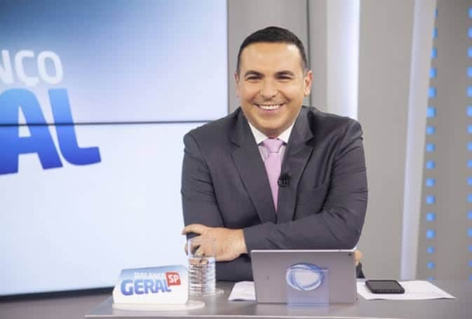Reinaldo Gottino posa no estúdio do Balanço Geral SP (foto: Divulgação/Record TV) Reinaldo Gottino posa no estúdio do Balanço Geral SP (foto: Divulgação/Record TV)