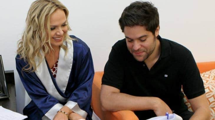 Eliana posa ao lado de seu diretor, Ariel Jacobowitz (foto: Divulgação/SBT) Eliana posa ao lado de seu diretor, Ariel Jacobowitz (foto: Divulgação/SBT)