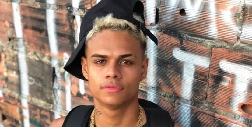Tragédia! Famoso cantor pula do palco, despenca em cima do público e pior notícia é confirmada: "Socorro" Tragédia! Famoso cantor pula do palco, despenca em cima do público e pior notícia é confirmada: "Socorro"