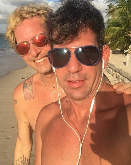 Em rara aparição ao lado do amado, apresentador do Esquadrão da Moda celebrou o amor nas redes sociais (Foto: Reprodução) Em rara aparição ao lado do amado, apresentador do Esquadrão da Moda celebrou o amor nas redes sociais (Foto: Reprodução)