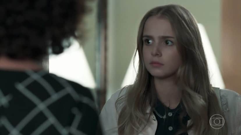 Clara recebe algo inesperado de Marta na novela Malhação Viva a Diferença Clara recebe algo inesperado de Marta na novela Malhação Viva a Diferença
