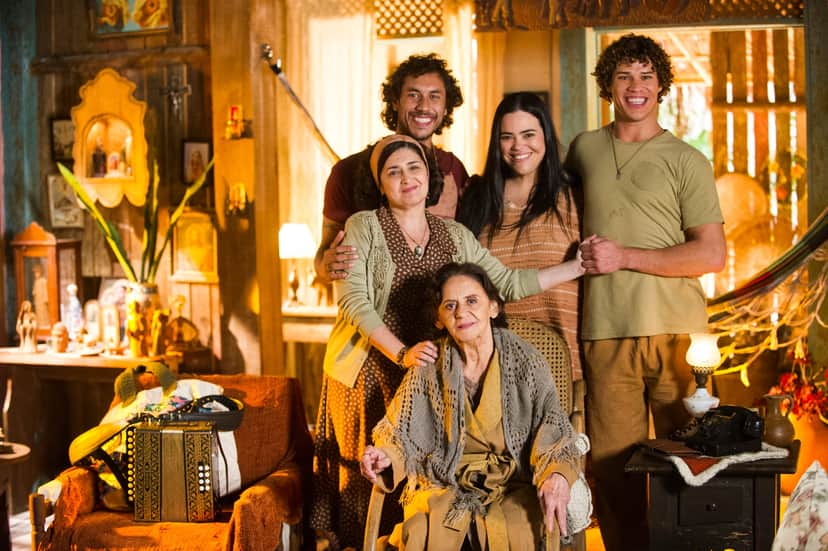 Candinho (José Loreto), Maria Adília (Inêz Viana), Lino (José Henrique Ligabue), Dadá (Renata Roberta) e Veridiana (Laura Cardoso) são de Flor do Caribe (Foto: Divulgação/João Miguel Júnior) Candinho (José Loreto), Maria Adília (Inêz Viana), Lino (José Henrique Ligabue), Dadá (Renata Roberta) e Veridiana (Laura Cardoso) são de Flor do Caribe (Foto: Divulgação/João Miguel Júnior)