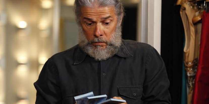 Pereirinha (José Mayer) pega dinheiro no cofre após ordem da vilã (Foto: Reprodução/Globo) Pereirinha (José Mayer) pega dinheiro no cofre após ordem da vilã (Foto: Reprodução/Globo)