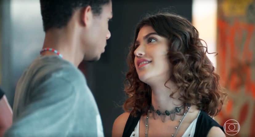 Samantha (Giovanna Grigio) se joga em Anderson (Juan Paiva) em Malhação - Viva a Diferença Samantha (Giovanna Grigio) se joga em Anderson (Juan Paiva) em Malhação - Viva a Diferença