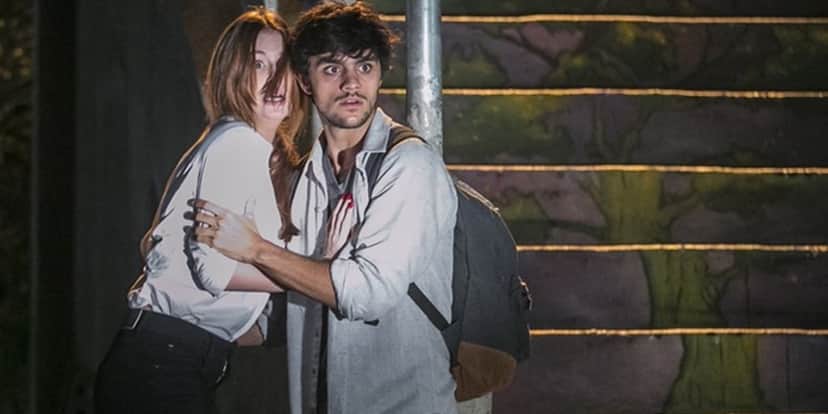 Eliza (Marina Ruy Barbosa) e Jonatas (Felipe Simas) ficam apavorados com perseguição em Totalmente Demais (Foto: Inácio Moraes/Globo) Eliza (Marina Ruy Barbosa) e Jonatas (Felipe Simas) ficam apavorados com perseguição em Totalmente Demais (Foto: Inácio Moraes/Globo)