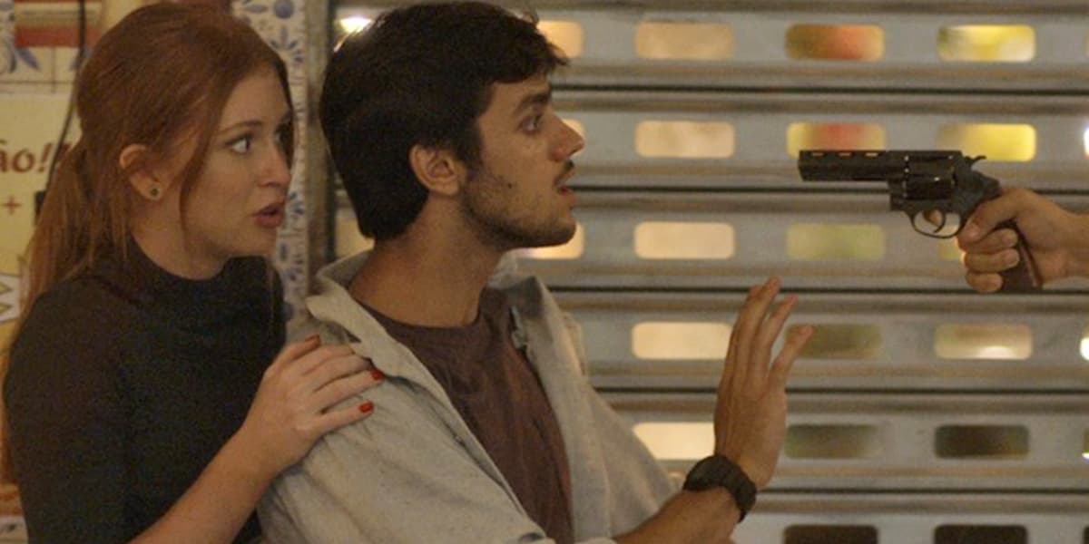 Eliza (Marina Ruy Barbosa) e Jonatas (Felipe Simas) são ameaçados de morte por bandido em Totalmente Demais (Foto: Reprodução/Globo) Eliza (Marina Ruy Barbosa) e Jonatas (Felipe Simas) são ameaçados de morte por bandido em Totalmente Demais (Foto: Reprodução/Globo)
