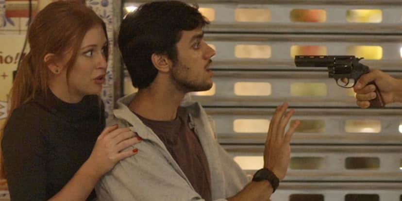 Eliza (Marina Ruy Barbosa) e Jonatas (Felipe Simas) são ameaçados de morte por bandido em Totalmente Demais (Foto: Reprodução/Globo) Eliza (Marina Ruy Barbosa) e Jonatas (Felipe Simas) são ameaçados de morte por bandido em Totalmente Demais (Foto: Reprodução/Globo)