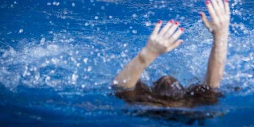 Eliza (Marina Ruy Barbosa) se afoga na piscina (Foto: Inácio Moraes/Globo) Eliza (Marina Ruy Barbosa) se afoga na piscina (Foto: Inácio Moraes/Globo)