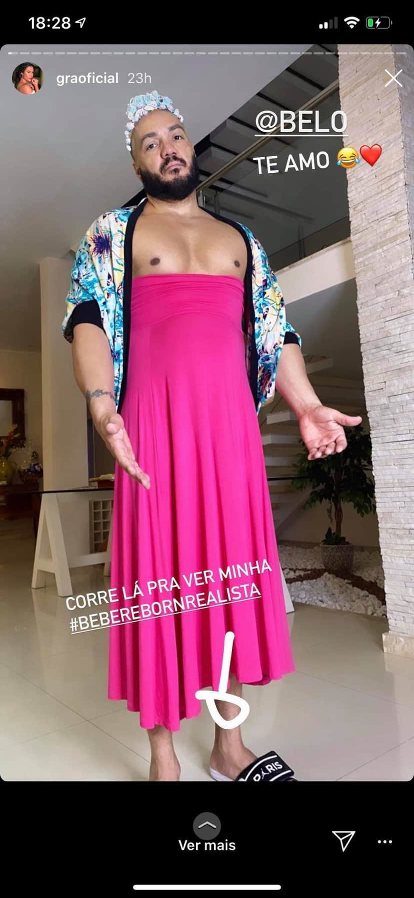 O pagodeiro surgiu vestido de mulher e com uma cara nada amigável (Foto: Reprodução) O pagodeiro surgiu vestido de mulher e com uma cara nada amigável (Foto: Reprodução)