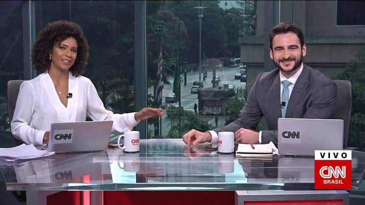 Luciana Barreto e Evandro Cini apresentam o Visão (foto: Reprodução/CNN Brasil) Luciana Barreto e Evandro Cini apresentam o Visão (foto: Reprodução/CNN Brasil)