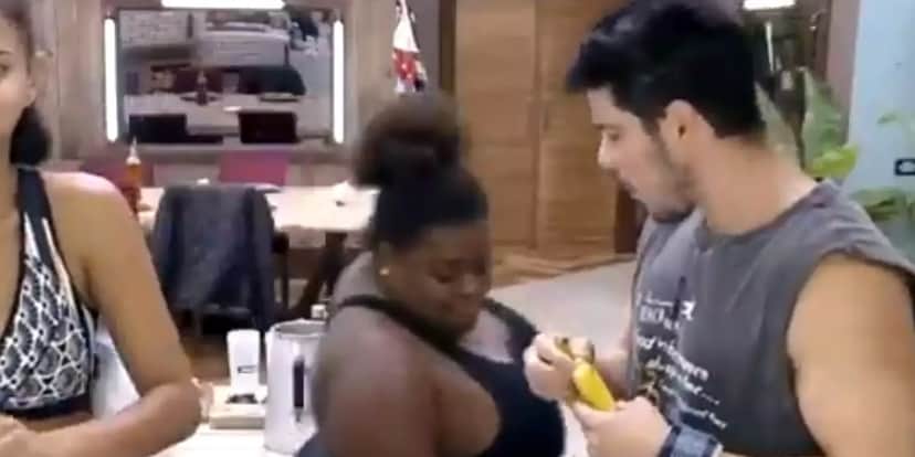 Jojo Todynho "pegando" na mandioca de JP Gadêlha (Foto: Reprodução) Jojo Todynho "pegando" na mandioca de JP Gadêlha (Foto: Reprodução)