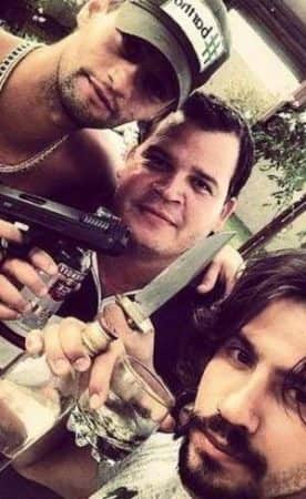 Foto de Mariano com armas e bebidas causou polêmica antes de entrada do sertanejo em A Fazenda 12 (Foto: Reprodução) Foto de Mariano com armas e bebidas causou polêmica antes de entrada do sertanejo em A Fazenda 12 (Foto: Reprodução)