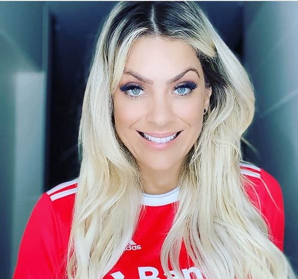 Apresentadora exibindo a camisa do seu time de coração o Internacional (Foto: Reprodução) Apresentadora exibindo a camisa do seu time de coração o Internacional (Foto: Reprodução)